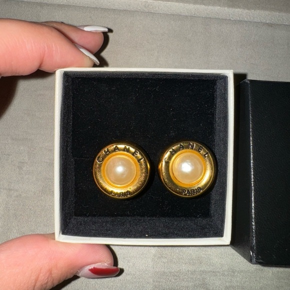Chanel Vintage Round Pearl Clip On
$750 100% authentic! Includes Chanel box! - Picture 3 of 6